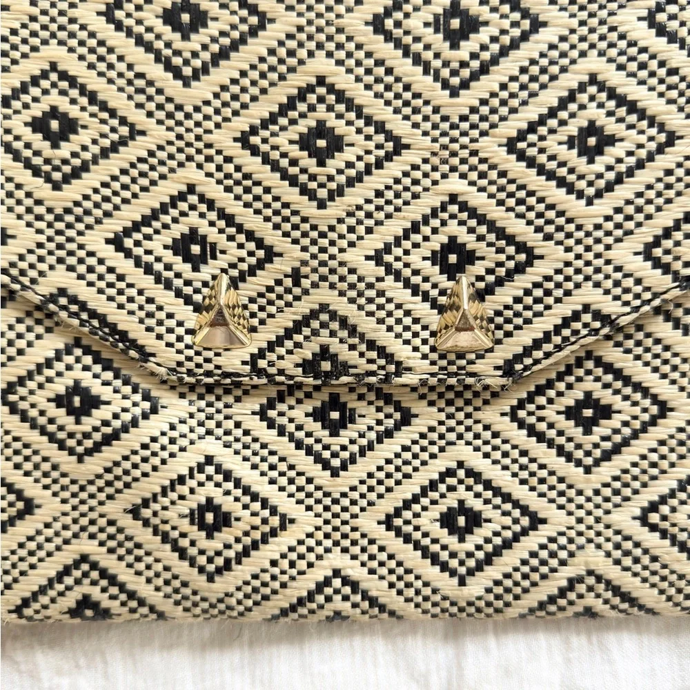 Women’s Stella & Dot Woven Raffia Clutch Purse- Black & Tan Geometric pattern.